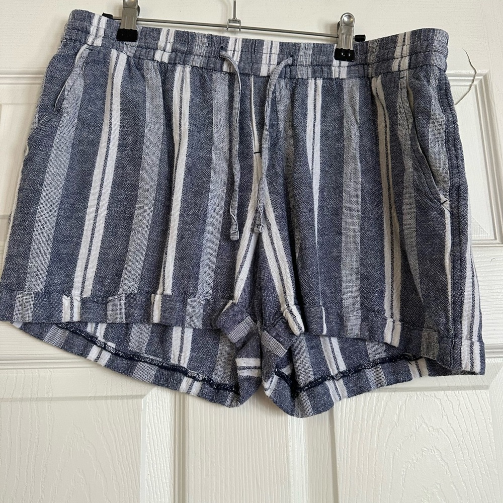 Women’s high-waisted, drawstring linen shorts. 3.5” inseam, size large.